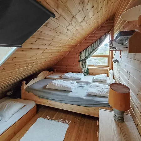 4 Bedroom Gorgeous In Fitjar